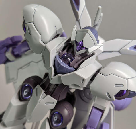Michaelis using the beam gauntlet weapons from the HG Beguir-Beu. Snap-built, panel lined in gray.